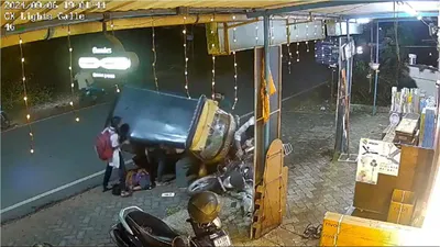 video  school girl lifts overturned auto to save mother  netizens pour praises