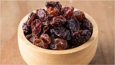 blood level up  cholesterol down  magical benefits of raisin water for heart and skin