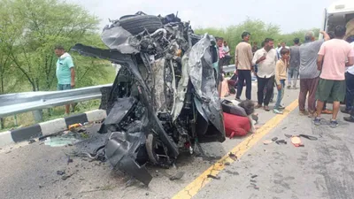 18 dead  17 injured as bus collides with milk tanker on lucknow agra expressway
