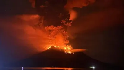 indonesia issues tsunami alert following ruang volcano eruption  thousands urged to evacuate