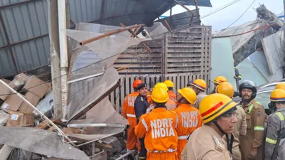 4 dead  many feared trapped as building collapses in lucknow  cm yogi orders expedite relief