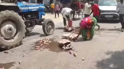agra residents seize opportunity to loot liquor after 30 boxes fall off truck  video goes viral