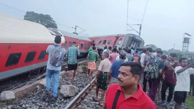 howrah mumbai express derailed in jharkhand  2 dead  over 40 injured