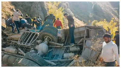 bus plunges into gorge in jammu and kashmir  21 killed