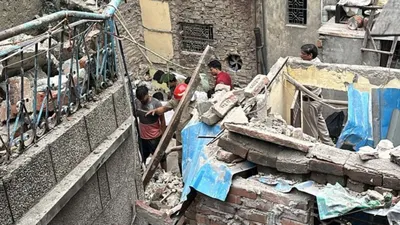 delhi  house collapses in karol bagh area  8 rescued  some feared trapped under debris