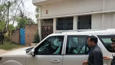 sp chief akhilesh yadav visits mukhtar ansari s residence to pay respect