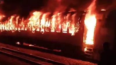 delhi  massive fire erupts in four coaches of taj express train  watch